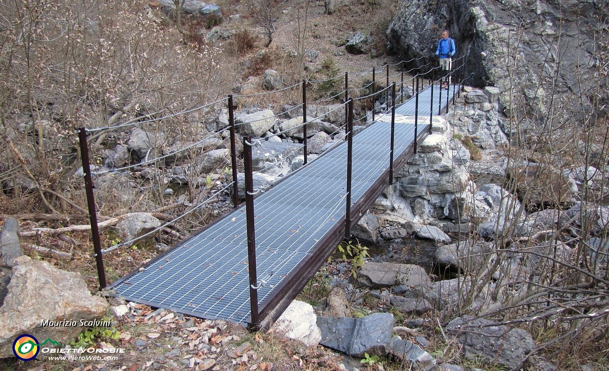 56 Attraverso il torrente su un nuovissimo ponticello....JPG